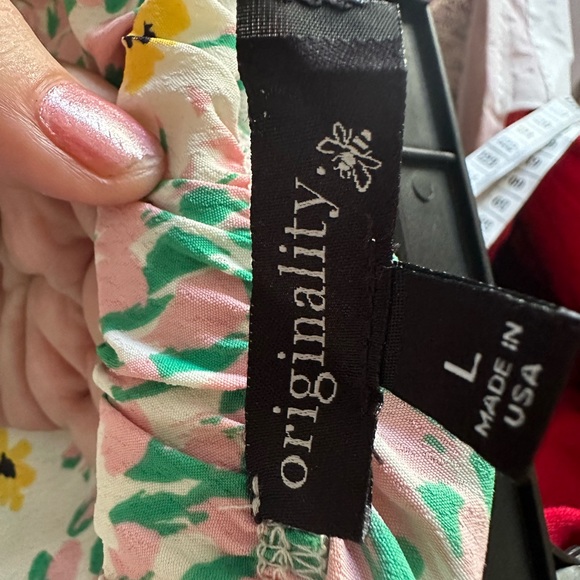 Originality floral skirt with 2 slits.  Size large - Picture 3 of 8